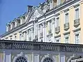 Giebel der Westfassade mit Orangerie im Vordergrund