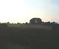 Der Grabhügel Kluesbarg im Sonnenuntergang