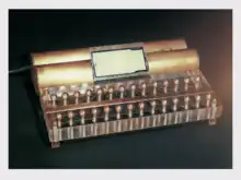 Das innerhalb einer Versuchsreihe mit natürlichen und gezüchteten Kristallen entstandene Objekt verzichtet auf jegliche Elektronik. Durch Bestrahlung mit einer UV-Lampe werden Flüssigkristalle sensibilisiert, die in direkter Verbindung mit den Tasten der Maschine stehen. Schweben die Fingerspitzen leicht über den Tasten, so erscheinen entsprechende Zeichen und Ziffern auf dem Flüssigkristall-Display.