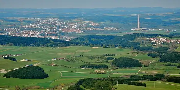 Blick auf das 400 m tiefer gelegene Rottweil mit TK-Elevator-Testturm, dem höchsten Aufzugstestturm Europas
