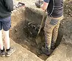 Dunkle Bodenverfärbung mit Steinen, Abfallgrube oder Grubenhaus