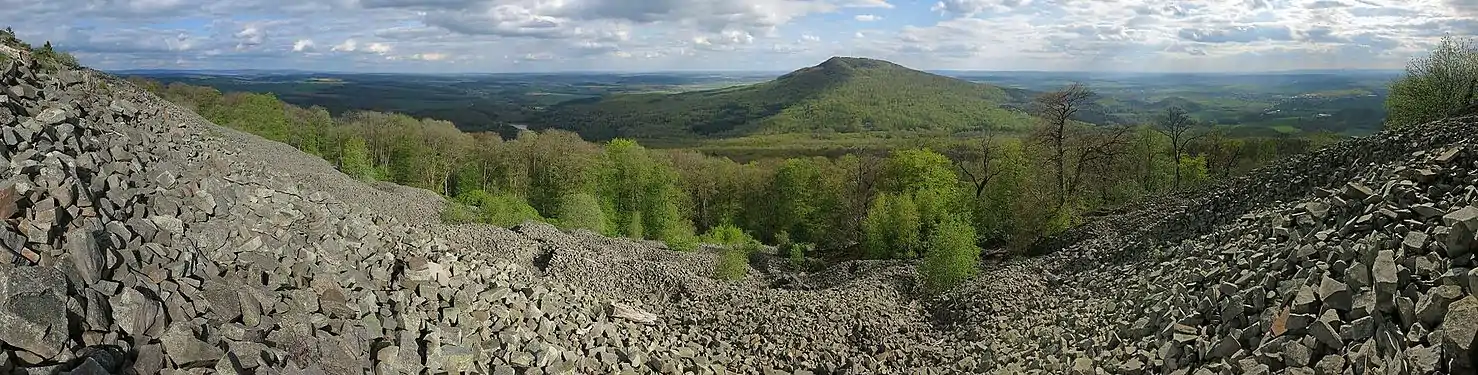 Blick über die Blockhalde am Gipfel des Kleinen Gleichbergs in südliche Richtung