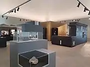 Ausstellungsfläche im Obergeschoss mit dem goldfarbenen Kubus