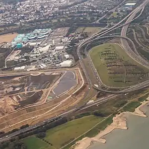 Links: Currenta-Entsorgungszentrum mit Sonderabfalldeponie. Rechts: Autobahnkreuz Leverkusen-West mit Rhein. Blickrichtung Osten.