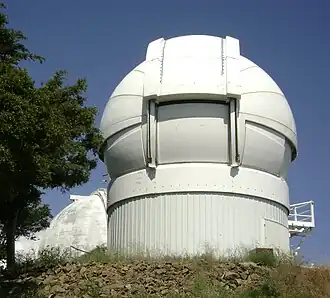 Der Automated Planet Finder. Im Hintergrund ist der Carnegie Double Astrograph