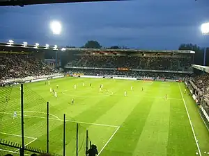 Das Stade de l'Abbé-Deschamps  unter Flutlicht
