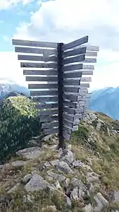 Lawinenverbauungen auf dem Grat zwischen Pizzo Pianché und Croce di Sasso.