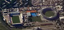 Das Estadio Presidente Perón steht nur etwa 300 Meter vom Estadio Libertadores de América vom Rivalen CA Independiente entfernt (2009)