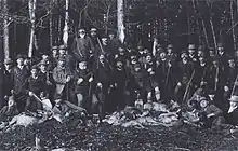 Bayerische Bauern nach einer Treibjagd mit einer Strecke bestehend aus Reh, Hase und Fuchs, ca. 1890