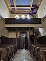 Innenraum der Schlosskapelle, hinten rechts die hölzerne Wendeltreppe zum Chor