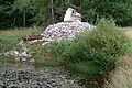 Das Nationalpark-Denkmal Zeitpunkt am Traunbach, im Jahr 2015 am Ortsrand von Börfink neben dem früheren Löschwasserteich errichtet