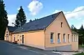 Gemeindehaus mit Freiwilliger Feuerwehr, erbaut 1842. Das Gebäude diente bis 1969 als Schule