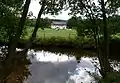 Börfink liegt am Traunbach. Hinten die denkmalgeschützte Alte Mühle
