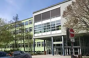 Die Vorderseite der Schule mit Haupteingang