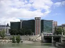 Mündung des Wienflusses in den Donaukanal, dahinter Bundesministerium für Verkehr, Innovation und Technologie
