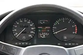 Kombiinstrument des 524td mit Drehzahlmesser bis 6000&nbsp;min−1