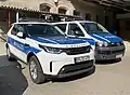 Funkstreifenwagen: Land Rover Discovery und Volkswagen T5