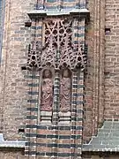 Repliken der einzigen beiden original mittel­alter­lichen der monumentalen Terrakotta­skulpturen