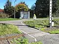 Bahnübergang Gleis 2 (2017, 2022 abgerissen). Im Hintergrund das brachliegende Gleis 1.