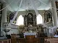 Altar im Innenraum der Kirche