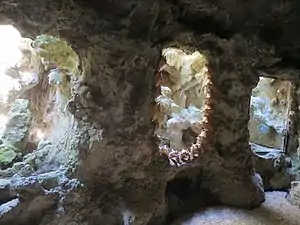 Ruine des Aquariums in der Grotte