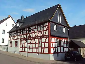 Typisch traufständiges Fachwerkhaus im Ortskern