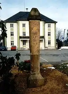 Halbmeilensäule, restauriert und ergänzt auf dem Kirchplatz