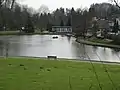 Teil des Charlottensees mit Blick auf den Anbau der Schlossmühle