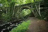 Dreibogige Eisenbahn-Steinbrücke der Bahnstrecke Erbach–Fehl-Ritzhausen, Kulturdenkmal in Bad Marienberg, um 1907 entstanden, heute nicht mehr genutzt