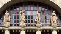 Die vier Elemente, Tympanonfiguren über dem Eingang