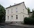 Wohngebäude mit Hofeinfriedung