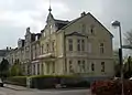 Wohnhaus mit Vorgartengitter