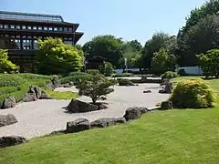 Steingarten mit Kranich-Insel