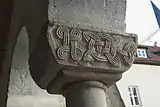 Kapitell mit Flechtband