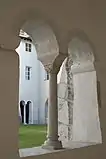 Zwillingsarkade, Kapitell mit Flechtband