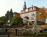 Ortszentrum mit Rathaus, dahinter die  Ev. Kirche