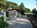 Aufgelassene Bahnhaltestelle Rotheau-Eschenau mit Leihrad-Station im August 2014