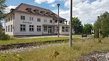Hausbahnsteig und Bahnhofsgebäude des ehemaligen Bahnhofs Jerichow im Frühjahr 2021