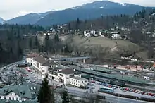 Bahnhof im April 1986, auf der durch Abbruch des Lokschuppens freigewordenen Fläche befindet sich nun ein Baustoffhandel. Seit Ende des Winterfahrplanes 1982/1983 ist auch der langjährige Einsatz der BR 144.5 auf der Strecke Geschichte; sie wurden durch Lokomotiven der BR 140 ersetzt.