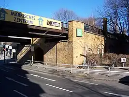 Zugangsbauwerk und Bahnbrücken