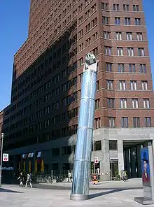 Lichtröhre vor dem Turmsockel