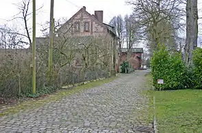Bahnhofstraße mit Bahnmeister-Wohnhaus (VG)und Empfangsgebäude (HG), 2015