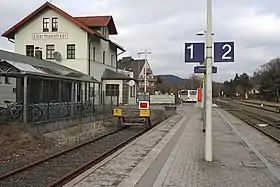 Bahnhof Ebermannstadt – links das Stumpfgleis der Deutschen Bahn, rechts die Anlagen der Dampfbahn Fränkische Schweiz (DFS)