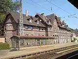 Empfangsgebäude von den Gleisen her gesehen