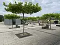 Neugestalteter Vorplatz mit Kiosk und Sanitäranlagen
