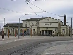 Empfangsgebäude 2007; links sieht man die 5 roten, 4,20&nbsp;m hohen vom Aachener Bildhauer Ulf Hegewald geschaffenen „Fünf Stelen für Gotha“