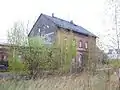 Bahnhof Hartha (Kr&nbsp;Döbeln) mit Bewuchs auf dem Gelände, 2016