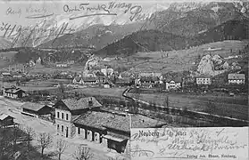 Um 1960; im Vordergrund das Bahnhofsgebäude