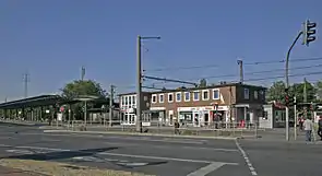 Empfangsgebäude mit Straßenbahn- und Bushaltestelle, 2015
