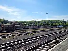 Holzverladung mit speziellen Greifarmen am Bahnhof Oker im Harz, 2021